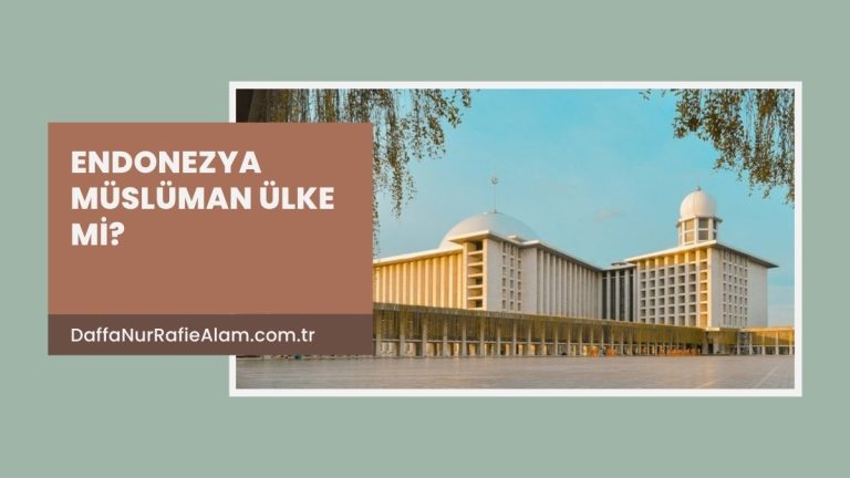 Cakarta'daki İstiklal Camii'nin beyaz kubbeleri ve Endonezya Müslüman ülke mi yazısı