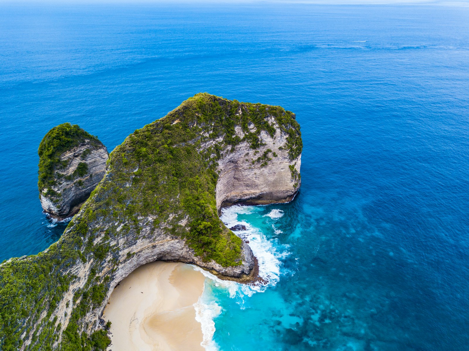 Nusa Penida'da Kelingking burnunun uçurumları ve turkuaz deniz, havadan görünüm
