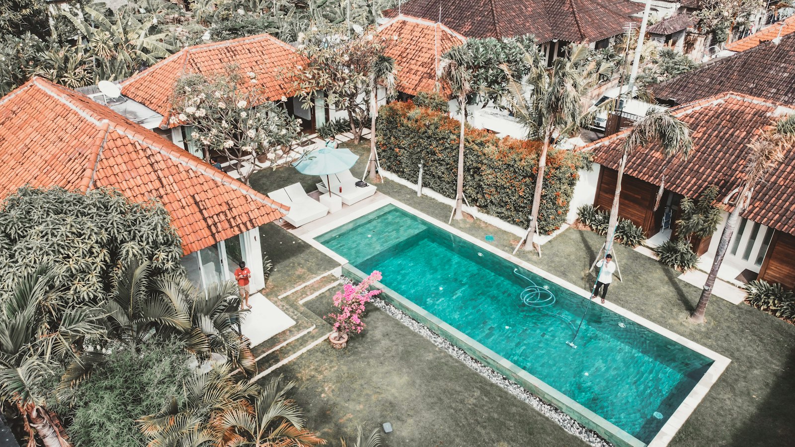 Bali Sanur'da tropik bahçe içinde özel havuzlu bir villanın havadan görünümü