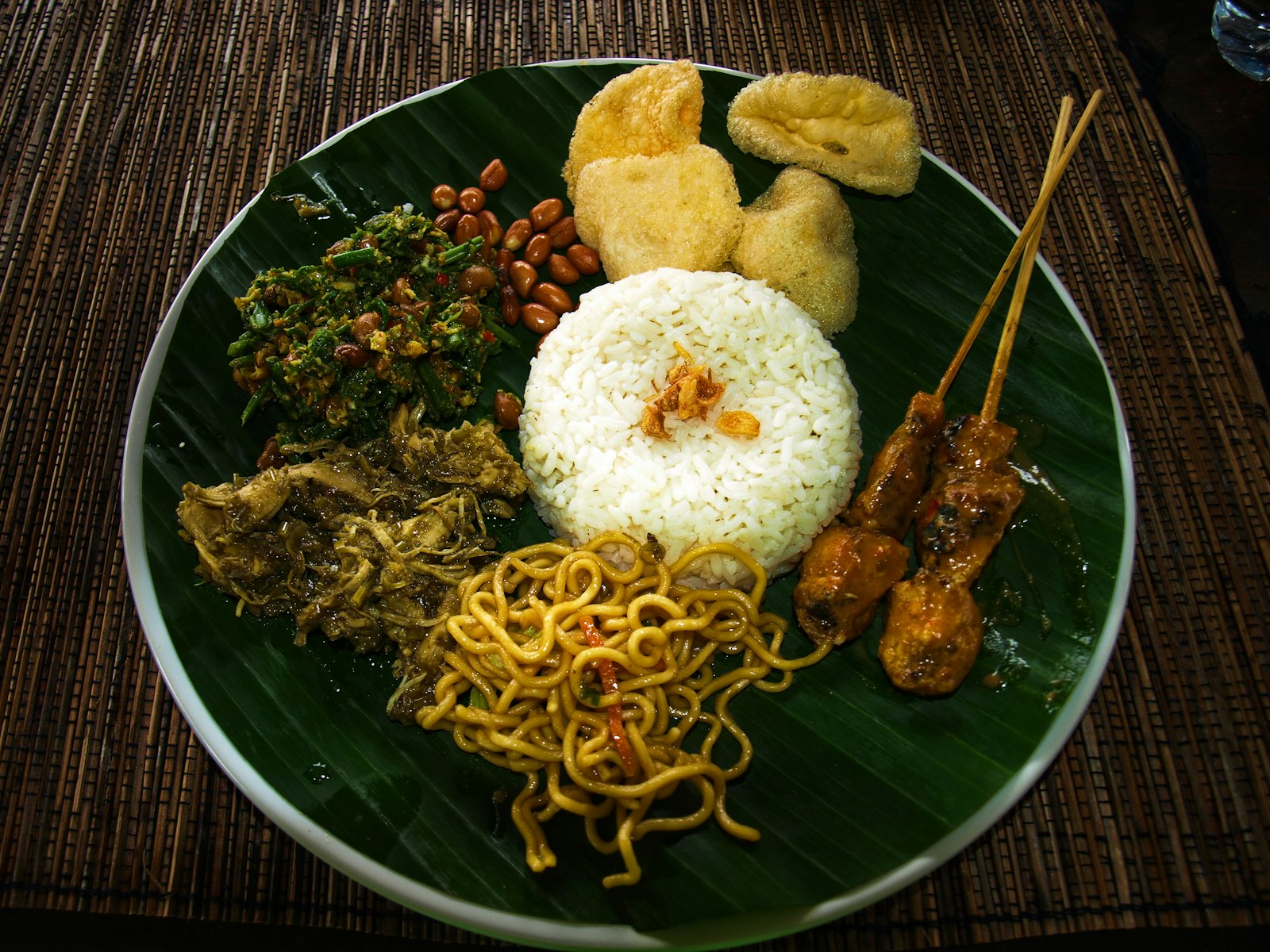 Bali'de bir warungda pilav, tavuk ve garnitürlerden oluşan yerel yemek tabağı