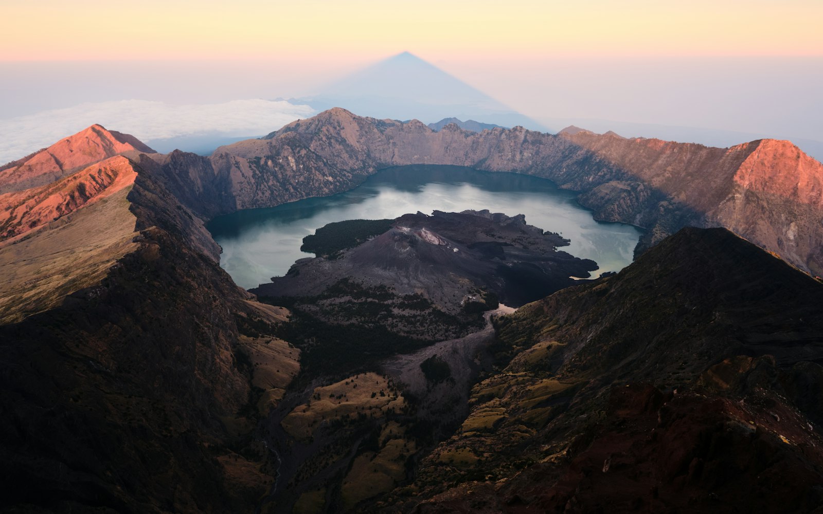 Rinjani Dağı zirvesinden görülen kaldera ve Segara Anak krater gölü, Lombok