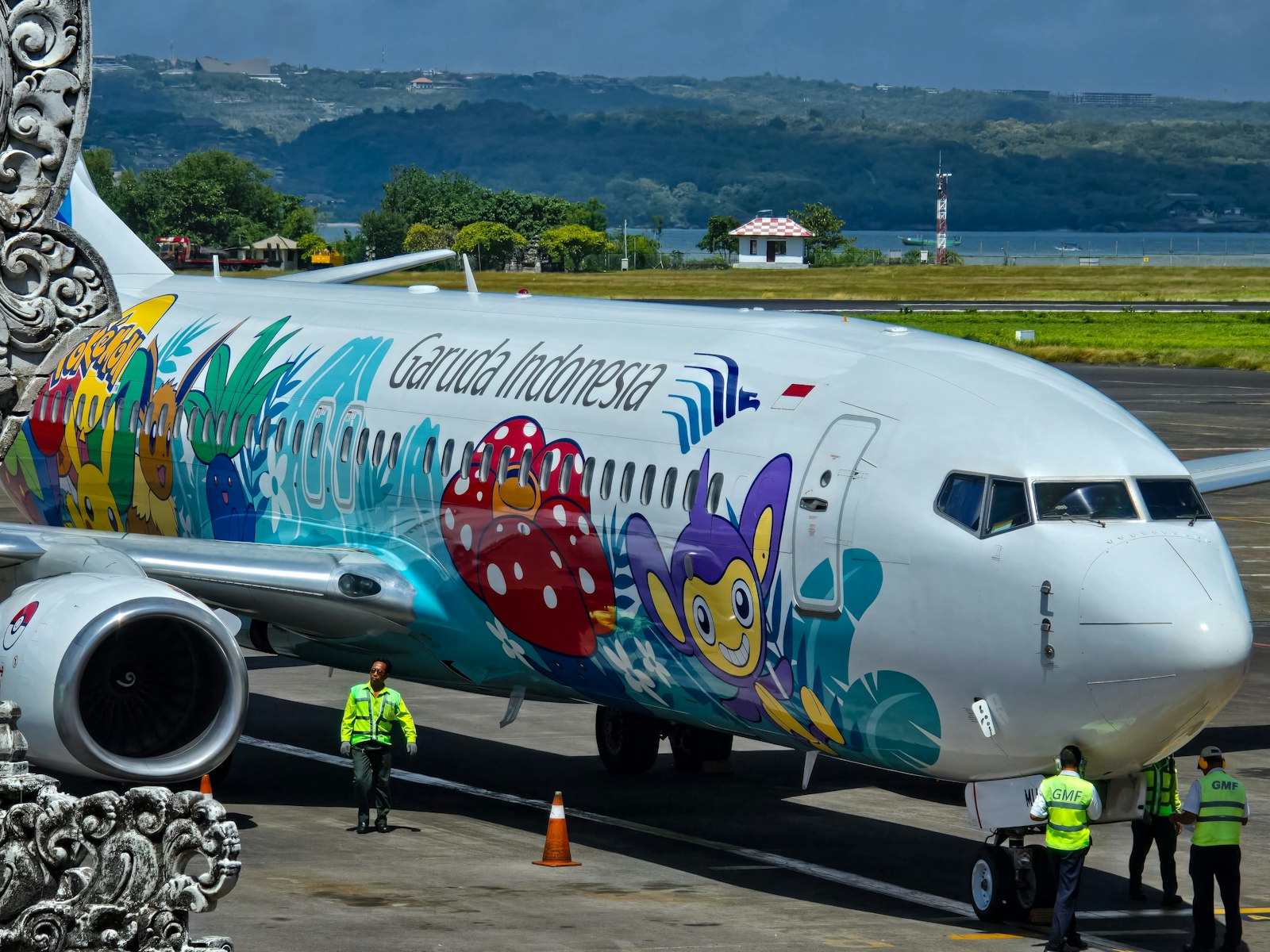Bali Ngurah Rai Uluslararası Havalimanı apronunda bekleyen yolcu uçağı