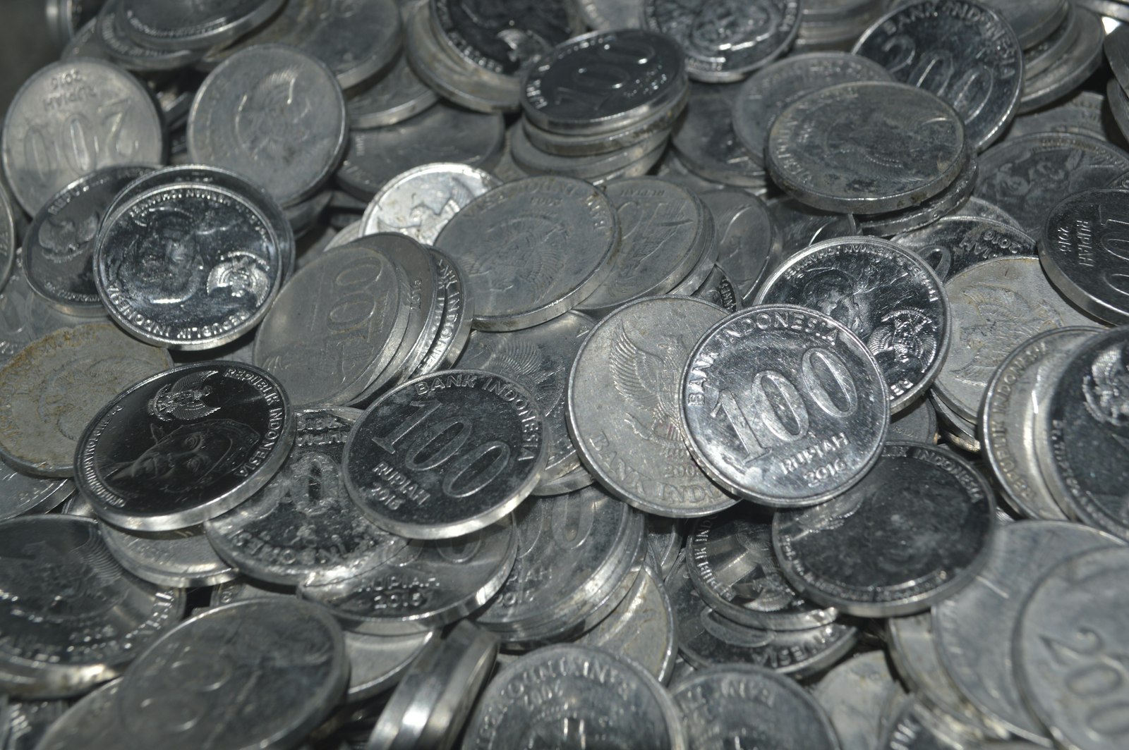 Yakın çekimde 100 rupilik ve diğer Endonezya madeni paraları