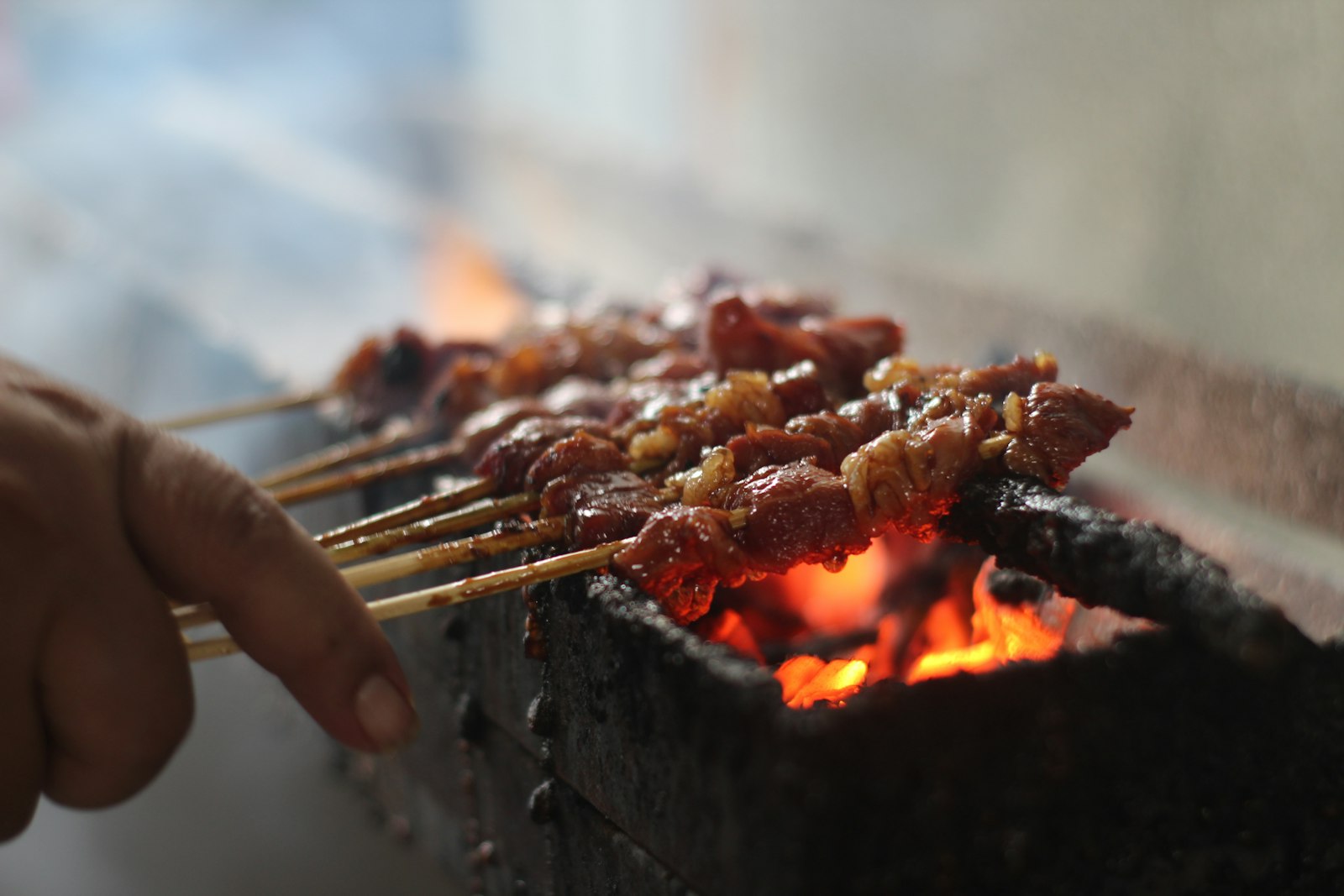 Orta Java'da kömür ızgarasında pişen Endonezya usulü keçi eti sate şişleri